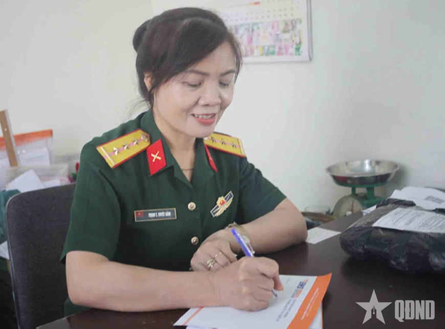 Nữ nhân viên quân bưu tận tâm, trách nhiệm